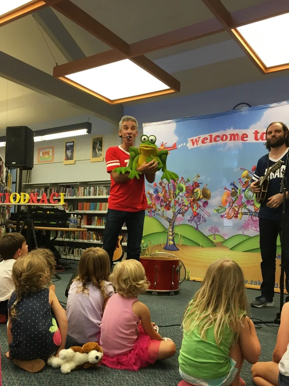 The girls really liked the Zak Morgan performance at the Madeira Library today. Abby and Josie sat right up in front! TIODNACI