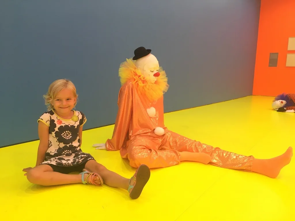 Girl date #7: more art and a guy wearing lipstick (said a laughing Gwen)