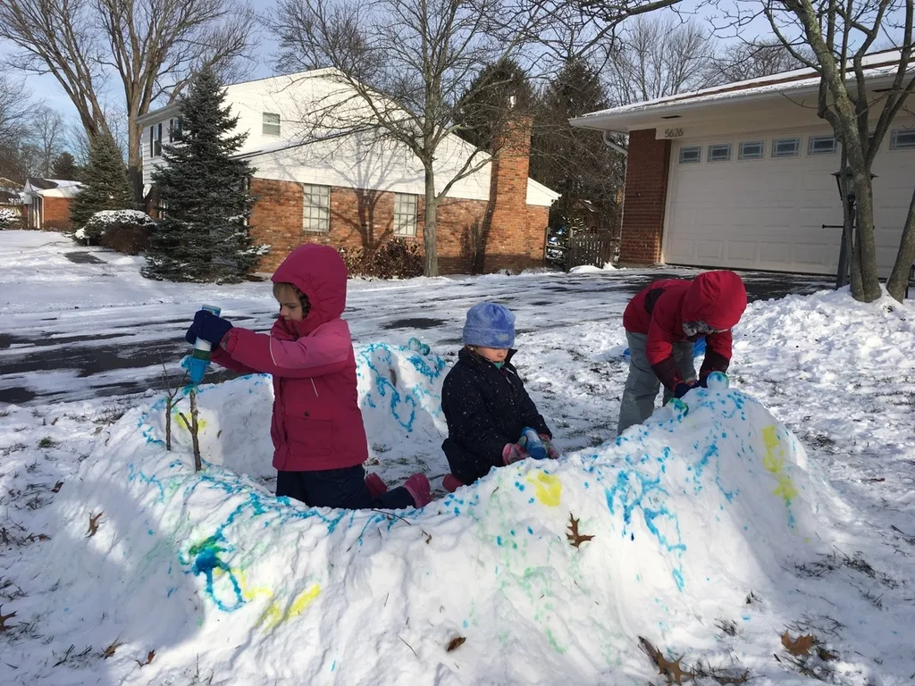 Ambitious cookie-selling, more happy fort-building, and enthusiastic movie-recommending - all part of a good Sunday.